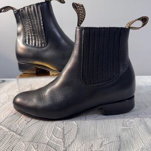 Besserro Handmade Leather Chelsea Boots
Size: 24 MX / US Women’s 7
Color: Black
